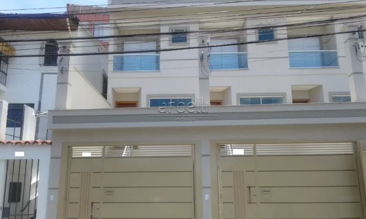 Sobrado Novo, com 180 metros de área construída, com 3 dormitórios, 3 vagas de garagem e churrasq...