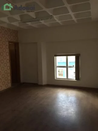 Imagem Sala comercial na Rua do Retiro, Ed. Liberal Century