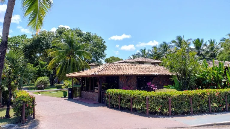 Imagem Casa Mobiliada em Condomínio com Piscina em Praia do Forte - Venda