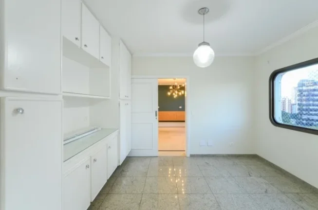 Imagem Apartamento 301M², 4Q, 4 Suítes, 4 Banheiros, 4 Vagas, Lavabo, Varanda, Academia, Piscina, Salão de Festas e Jogos, Playground, Banheira, Split.