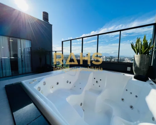 Excelente cobertura plana com terraço com hidro e linda vista livre, localizada no bairro Santo Ant...