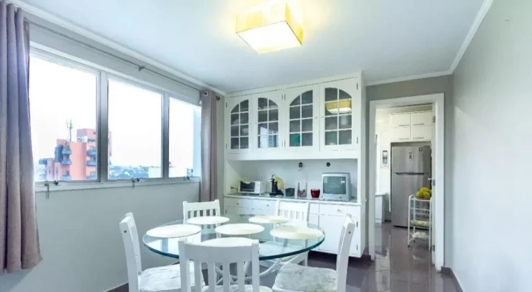 Imagem Apartamento 240 M², 1 por andar, 4Q, 3 Suítes, 5 banheiros, 4 vagas, 800M do metrô, 100% face norte, gerador full, dependência de serviço, piscina.