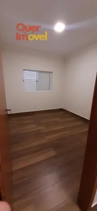 Imagem Casa em Condomínio à Venda: 3 Quartos, 1 Suíte, 2 Salas, 3 Banheiros e 2 Vagas, 150m² - Cravinhos-SP, Centro.