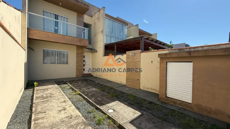 Imagem OPORTUNIDADE. Sobrado geminado com 02 suítes, na Praia de Gravatá, Navegantes. Adriano Carpes Imóveis vende.