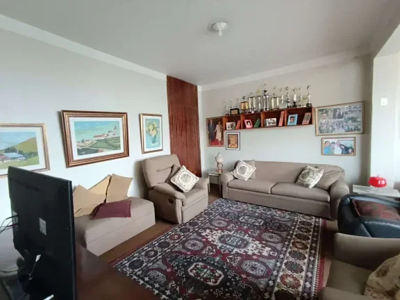 Imagem Casa ampla com 3 quartos, suíte com banheira e terraço no Centro – 2 vagas de garagem