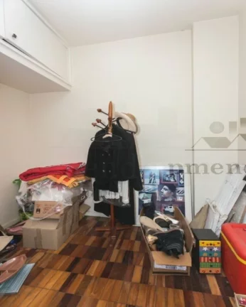 Imagem Apartamento com armários planejados, piso em parquet, living para 02 ambientes, banheiro, 02 dormit...