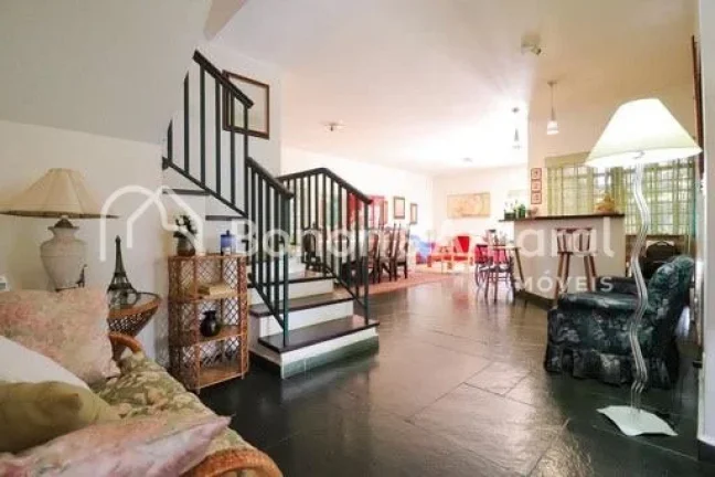 Imagem Linda e espaçosa casa de esquina com 322 m² de área construída. A residência possui living para...