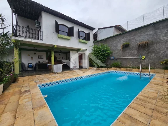 Imagem Casa à Venda na Taquara com 3 Quartos: Opção de Moradia e Negócios