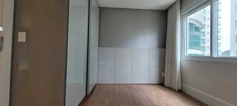 Imagem Apartamento mobiliado em condomínio fechado com 3 dormitórios sendo 1 suíte e 2 vagas de garagem em Itajaí/SC