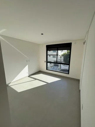 Imagem Sobrado triplex com 3 suítes e 4 vagas de garagem no bairro Ariribá em Balneário Camboriú/SC