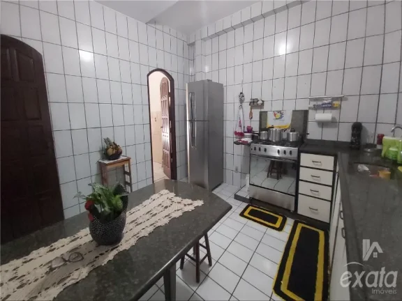 Imagem Manoel Plaza, casa com 3 quartos com 1 suite, sala e cozinha ampla, banheiro social, varandão, 3 vagas de garagem, terreno de 300 m²