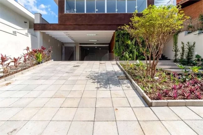 Imagem Vende-se casa reformada com 405 metros quadrados e 4 suítes no Alto de Pinheiros Casa com 405m² de...