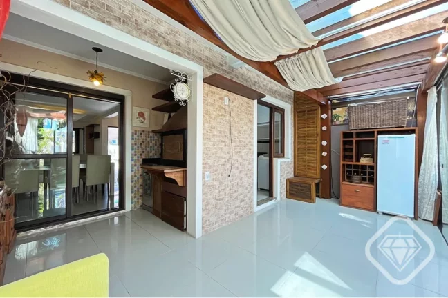 Imagem Sobrado 3 dormitórios, suíte com sacada, lareira e espaço gourmet. Bairro Hípica, Zona Sul de Po...