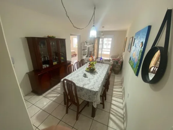 Imagem Apartamento mobiliado com churrasqueira a carvão e varanda na quadra mar na praia de Gravatá em Navegantes a venda pela Imobiliária Adriano Carpes