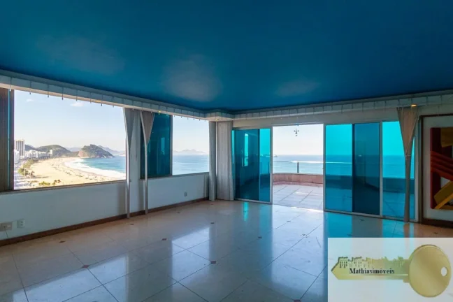 Imagem VENDA DIRETA - COBERTURA com 425m2 e vista panorâmica de 180º para a praia de Copacabana - Planta com 4 suítes, sendo 03 com closets - Aquecimento solar exclusivo e sistema de som embutido - CONDOMÍNIO R$ 5.860,00 - IPTU R$ 2.551,00