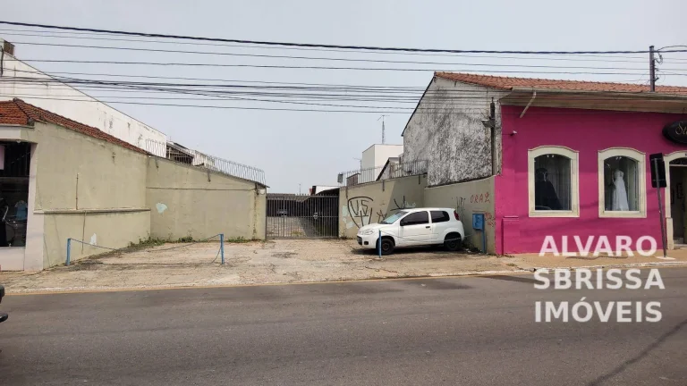 Imagem Terreno na área central da cidade. Utilização Comercial ou Residência. 512,18m2 de área e frente com 12,50 metros. Altíssimo trânsito de veículos