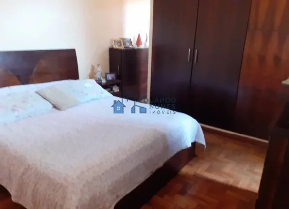 Imagem CASA COM 04 QUARTOS, 03 VAGAS, RUA PLANA NA SERRA