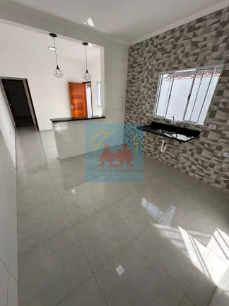 Imagem Casa à 900 metros da Praia da Plataforma em Mongaguá com piscina !