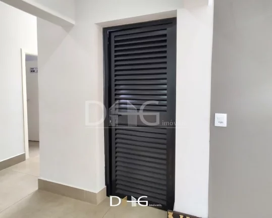 Imagem Casa de alto padrão térrea com 03 suítes, com ar condicionado, suíte master conta com closet, banheiro já com duas cubas e dois chuveiros;