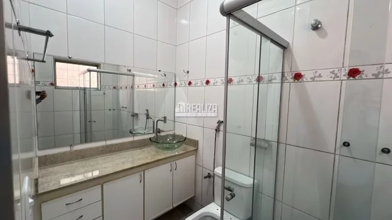 Imagem Casa padrão à venda no Jardim Nenê Gomes, Uberaba - 3 dormitórios, 1 suíte
