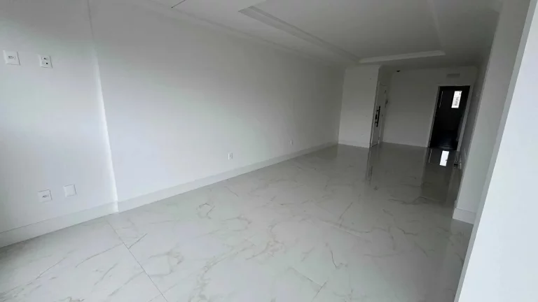 Imagem Apartamento com 3 suítes e 2 vagas de garagem em Meia Praia, Itapema/SC