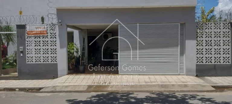 Imagem Casa à Venda - Com cinco dormitórios sendo 02 Suíte - Centro - Mantena - MG