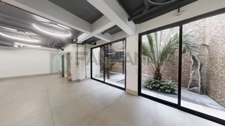 Imagem Casa Comercial para Locação em São Paulo-SP, Jardim Europa: 8 Salas, 8 Banheiros, 15 Vagas, 900m² de Área!