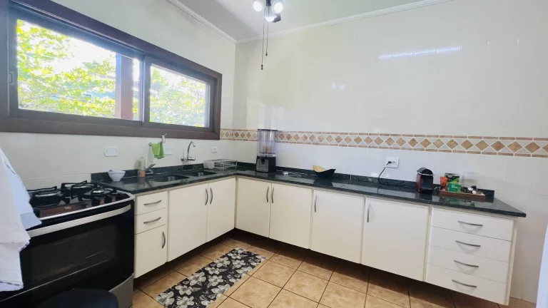 Imagem ...quot;Riviera Módulo 30: Casa à Venda com Dois Lotes e Área Verde Privilegiada...quot;