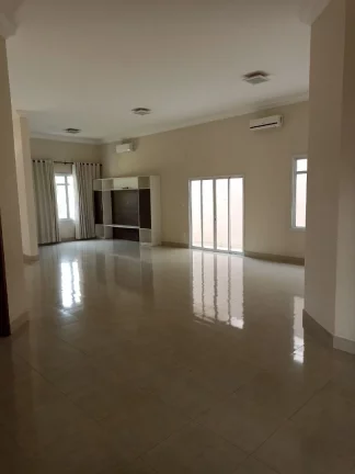 Imagem Linda casa térrea feita pelo atual proprietário. Com piscina. 300m2ac 600m2at. Documentação pronta para financiamento. Climatizada