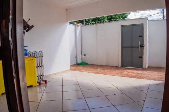 Imagem Imperdível: Casa à venda em Campo Grande-MS, Vila Palmira - 3 quartos, 1 suíte, 3 salas, 3 banheiros, 3 vagas, 169,84 m².