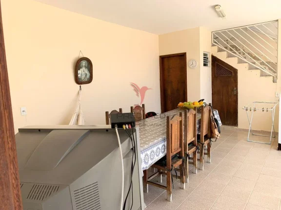 Imagem Compre essa ...oacute;tima casa, localizada no bairro Portal das Colinas. O im...oacute;vel cont...e...