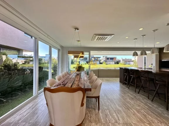 Imagem Belíssima Sobrado no Condomínio Enseada! Estilo Contemporâneo, composto por 05 suítes com sacada