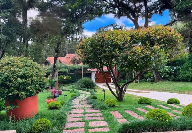 Imagem Casa de serra com lareira e jardim na Vila Inglesa | 4 dormitórios | terreno de 927 m²