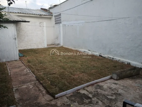 Imagem Casa térrea com edícula e muito espaço! A casa principal possui 3 quartos, sendo 1 suíte, além ...