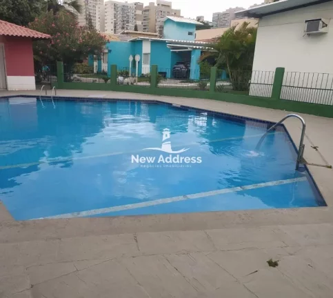 Imagem Três quadras do mar! Casa colonial em Itaparica: 180m², 3 quartos (1 suíte), 2 vagas cobertas, churrasqueira privativa. Condomínio com lazer completo.