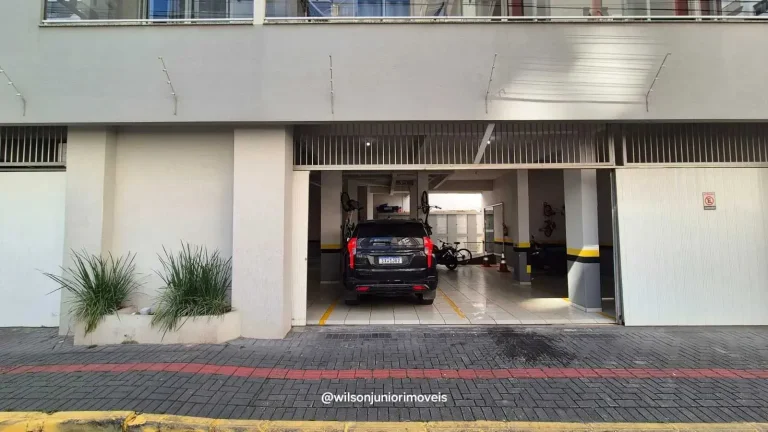Imagem Apartamento quadra mar com 3 dormitórios sendo 1 suíte e 1 vaga em Meia Praia - Itapema/SC