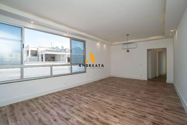 Imagem Apartamento espaçoso com 130m²; 4 quartos, sendo 1 suíte; 2 banheiros, 1 lavabo e um banheiro de serviço.