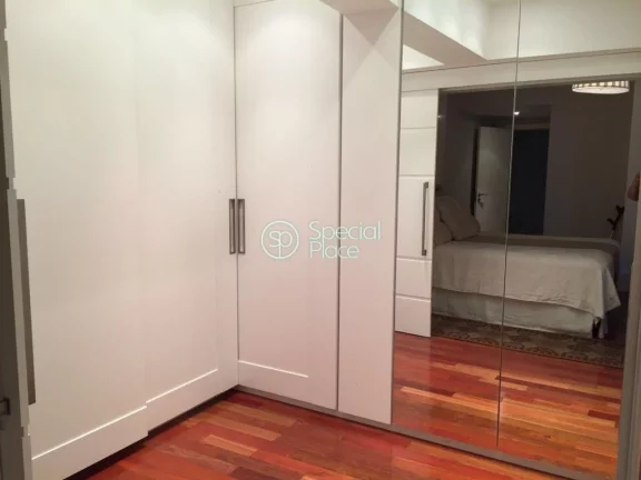 Imagem Ótimo apartamento com 273m² em Moema em rua tranquila. Amplo living para três ambientes com terra...