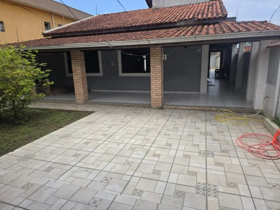 Imagem Excelente Casa em Itanhaém a poucos passos do mar, 141,40M², 2 Dorms, 1 Suíte, 10 Vagas, Jardim.