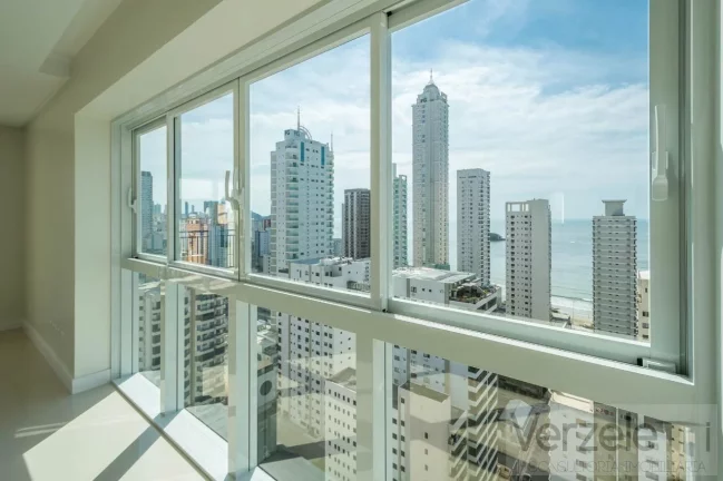 Imagem Apartamento 4 ou + dormitórios para Venda em Balneário Camboriú / SC no bairro Centro