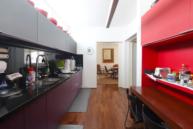 Imagem Apartamento 236 M², 1 por andar, hall fechado, 2Q, 2 Suítes, 3 banheiros, 2 vagas, ar split, lareira, próximo ao metrô, janela antirruído.