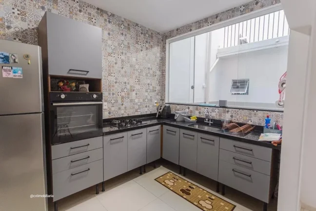 Imagem Com aproximadamente 180 m² de área construída, o imóvel conta com 4 quartos, sendo 1 suíte, ofe...