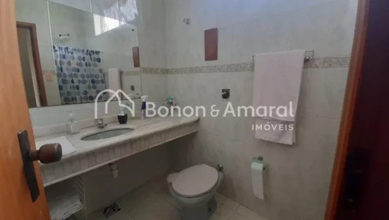 Imagem Localizada no charmoso condomínio Mirante do Lenheiro, esta ampla e aconchegante casa oferece o equ...