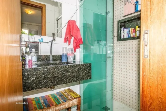 Imagem Imóvel amplo à venda com 3 quartos, sendo 1 suíte, e 2 banheiros no total. Este imóvel está bem...
