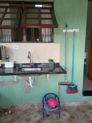 Imagem CASA TÉRREA, COM TRÊS DORMITÓRIOS SENDO UM COM SUITE MASTER E DUAS VAGAS COBERTA DE GARAGEM COBERTA.