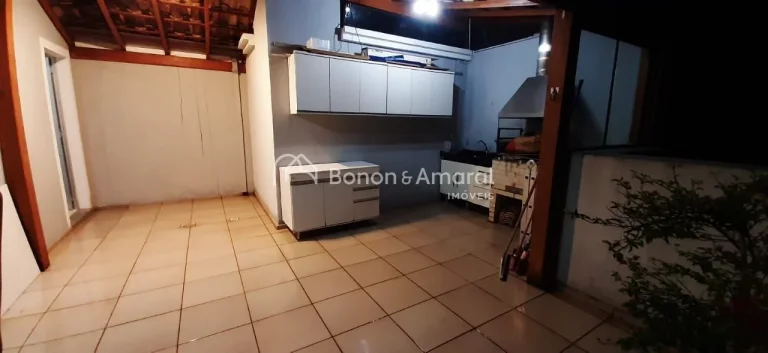 Imagem Imóvel espaçoso com 2 dormitórios, sendo 1 suíte, e 2 banheiros no total. O apartamento está be...