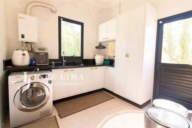 Imagem Casa Alto Padrão para Venda em Itapema, casa branca, 3 dormitórios, 3 suítes, 4 banheiros, 5 vagas