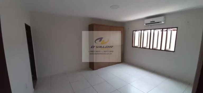 Imagem Vendo Casa com 150m², 3 quartos s/ 1 suíte, sala p/ 2 ambientes e 2 vagas de garagem