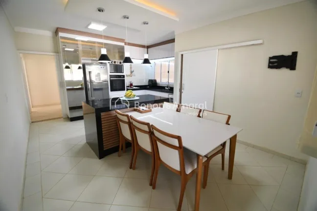 Imagem Esta casa é uma excelente opção para quem busca conforto e funcionalidade. Com três quartos, sen...