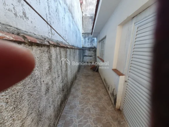 Imagem A casa contém 158 m² de área construída em um terreno de 250 m², oferece um espaço ideal para ...